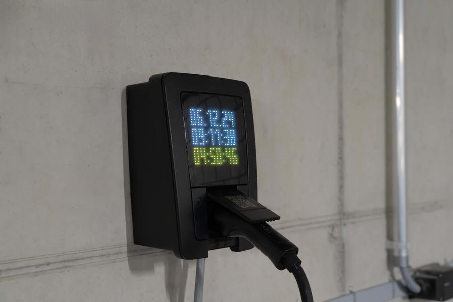 Borne de recharge de véhicule électrique fixée au mur